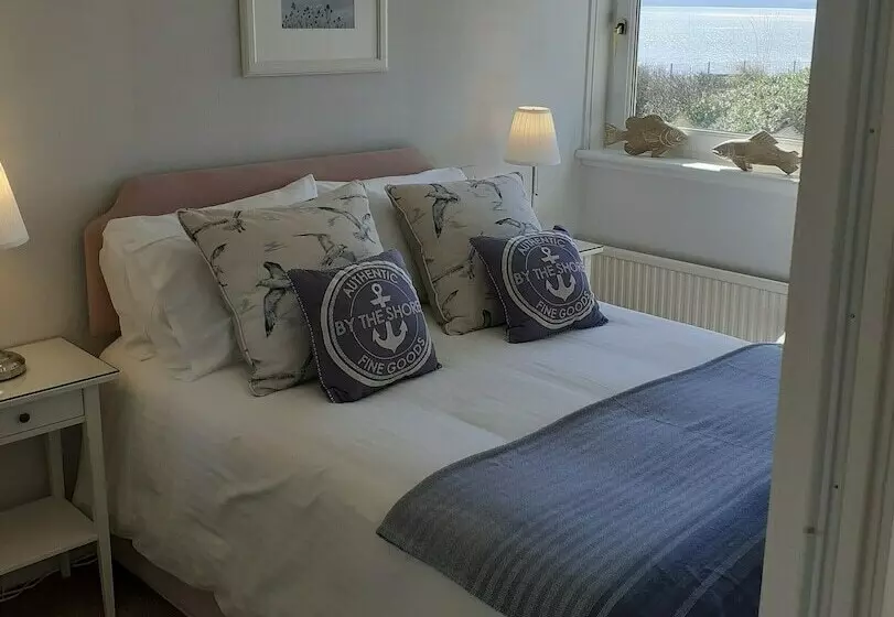 تختخواب و صبحانه The Beach House