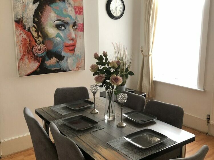 Residência Lovely 3bed House In Gillingham