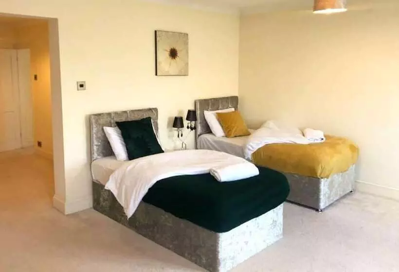 اقامتگاه Spacious 3br Home In Bedford For Big Groups