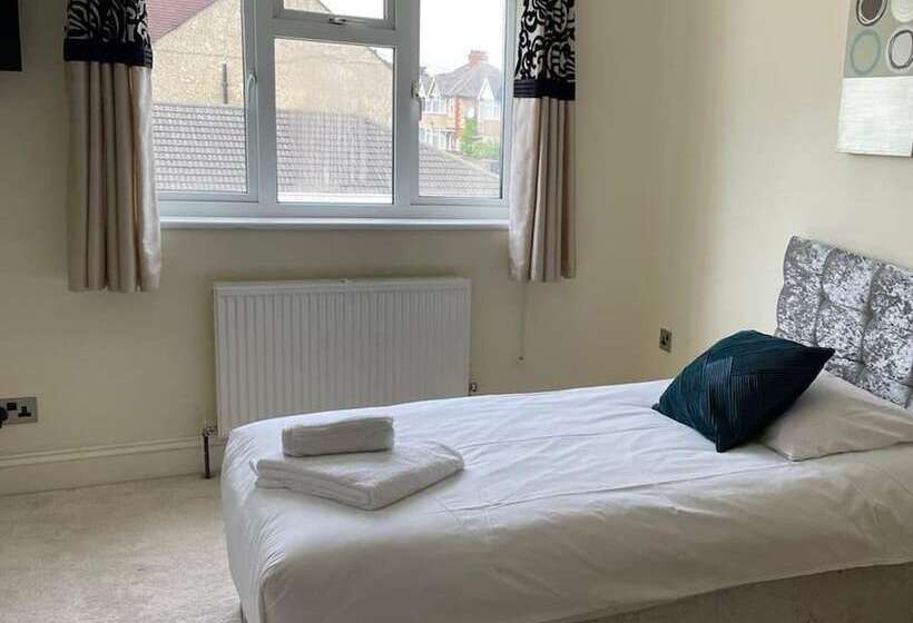 דירת נופש Spacious 3br Home In Bedford For Big Groups