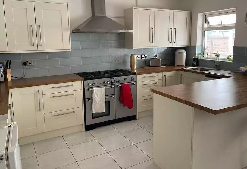 اقامتگاه Spacious 3br Home In Bedford For Big Groups