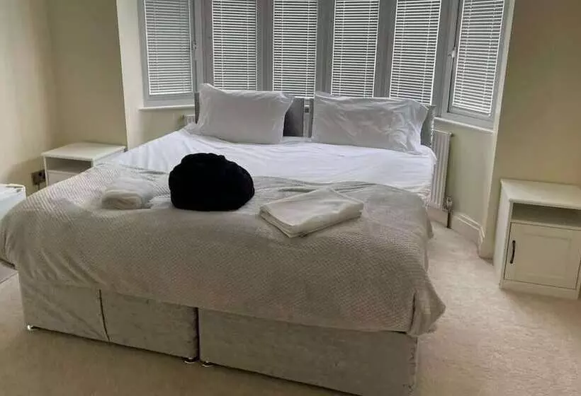 اقامتگاه Spacious 3br Home In Bedford For Big Groups