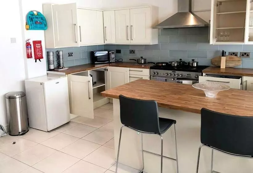 اقامتگاه Spacious 3br Home In Bedford For Big Groups