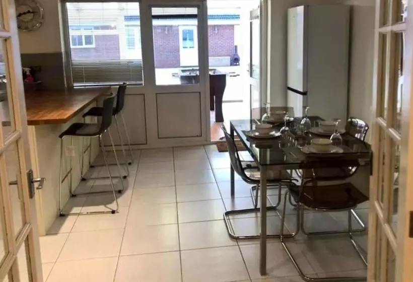 اقامتگاه Spacious 3br Home In Bedford For Big Groups