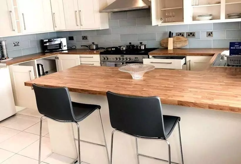 اقامتگاه Spacious 3br Home In Bedford For Big Groups
