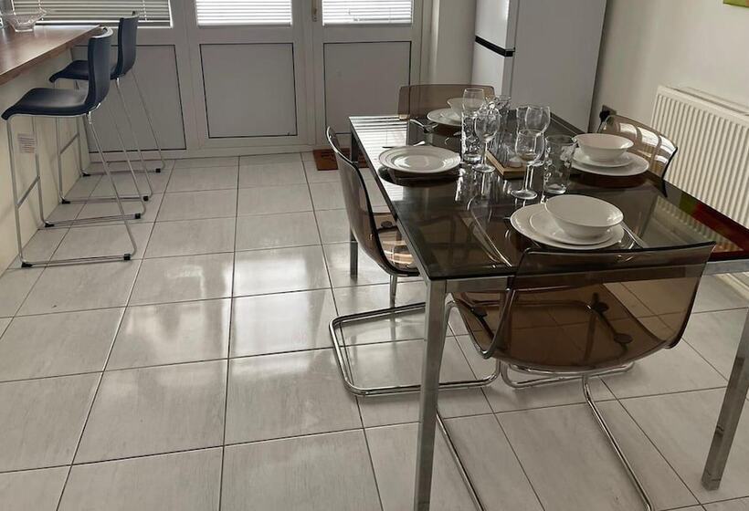 דירת נופש Spacious 3br Home In Bedford For Big Groups