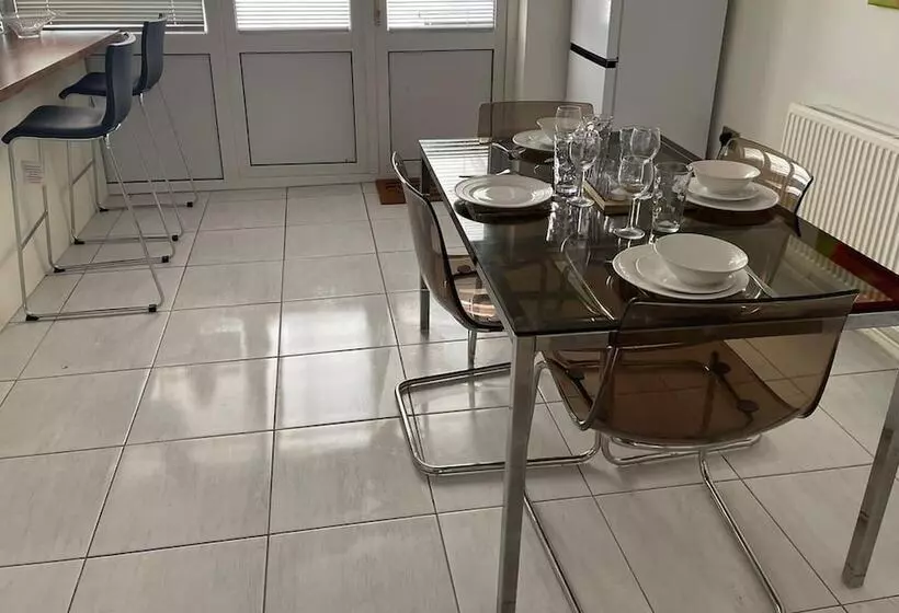 اقامتگاه Spacious 3br Home In Bedford For Big Groups