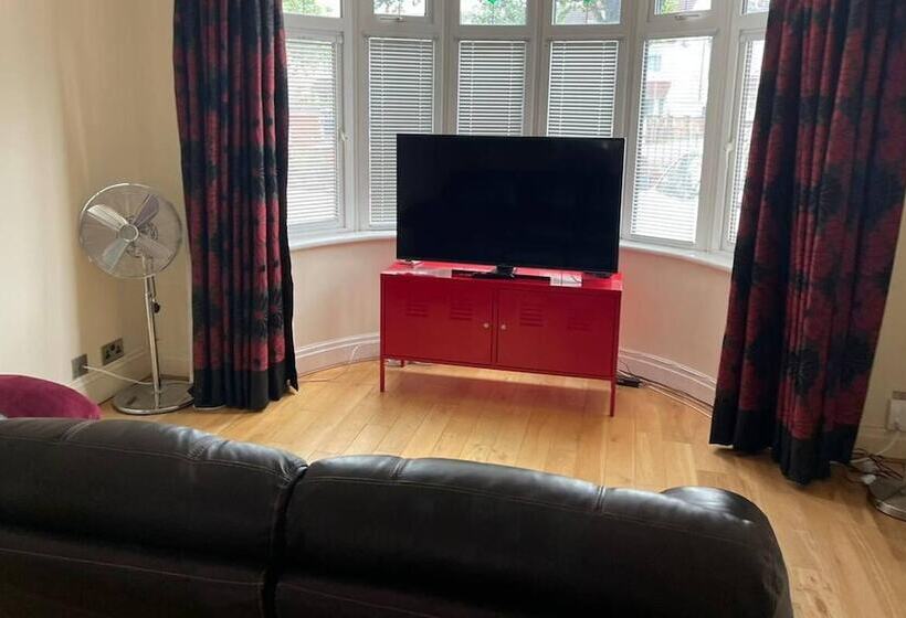 דירת נופש Spacious 3br Home In Bedford For Big Groups