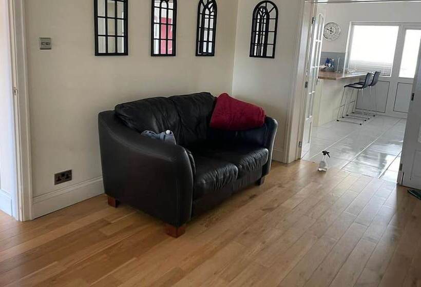 דירת נופש Spacious 3br Home In Bedford For Big Groups