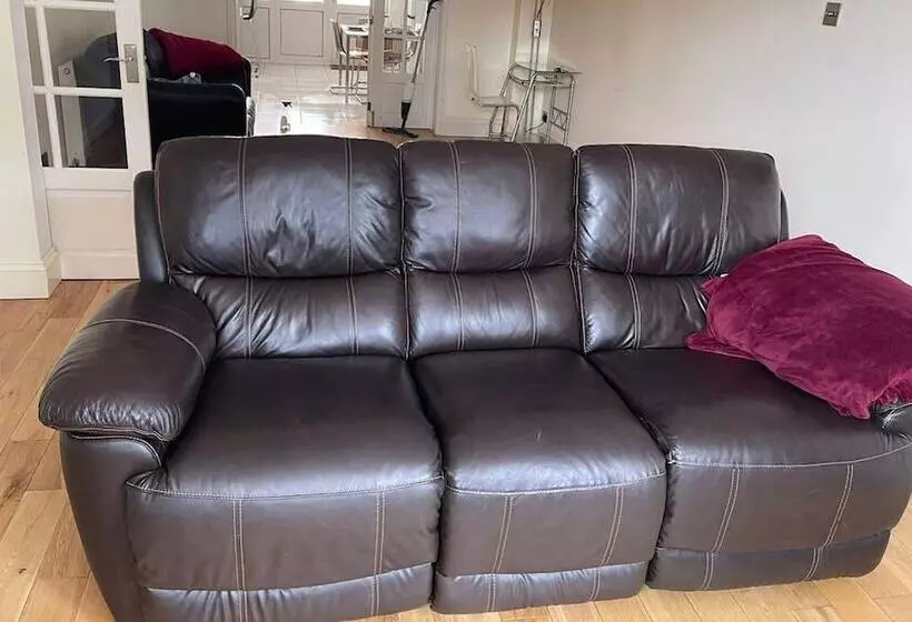 اقامتگاه Spacious 3br Home In Bedford For Big Groups
