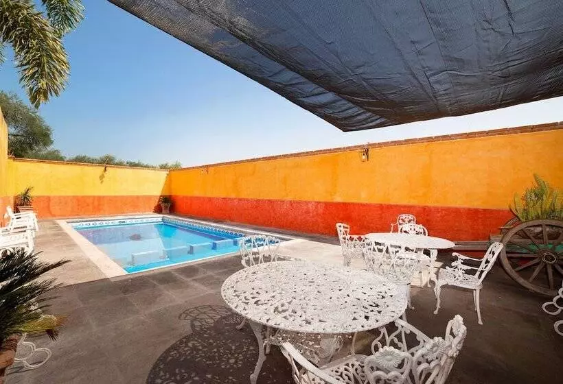 Hotelli Villas De San Miguel Media Luna