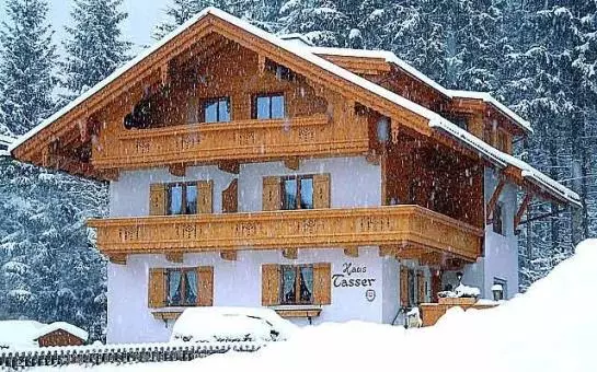 ホテル Ferienhaus Tasser