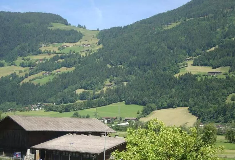 Hotelli Gästehaus Schwoagerhof