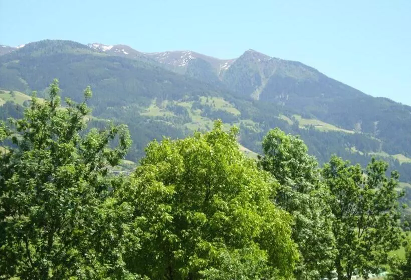 Hotelli Gästehaus Schwoagerhof