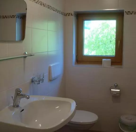 Hotelli Gästehaus Schwoagerhof