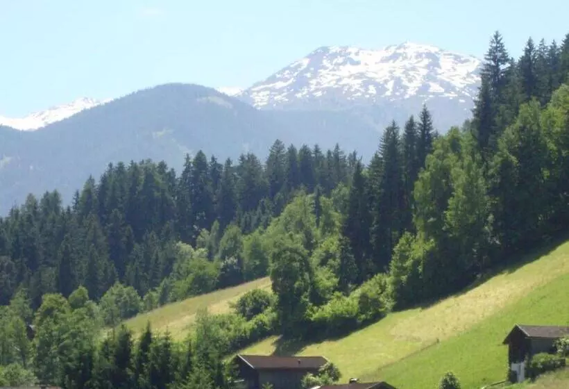 Hotelli Gästehaus Schwoagerhof