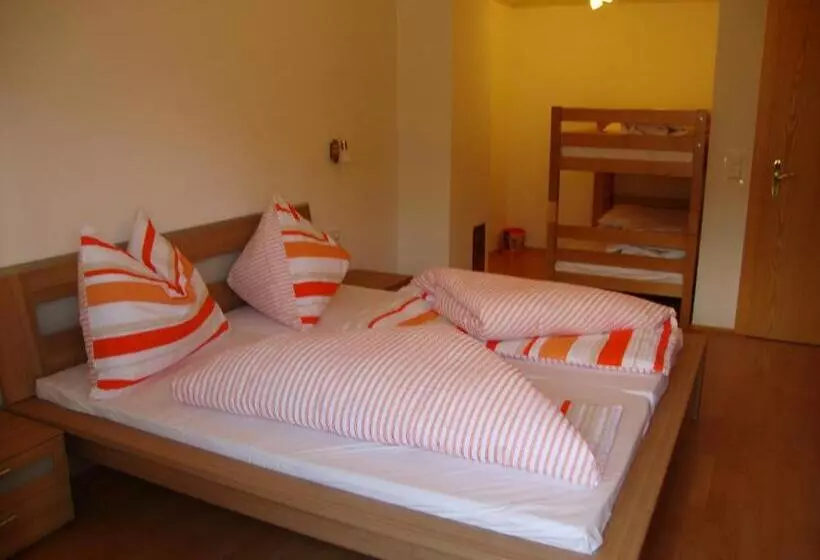 Hotelli Gästehaus Schwoagerhof