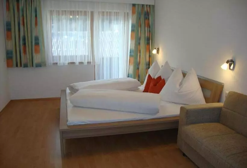 Hotelli Gästehaus Schwoagerhof