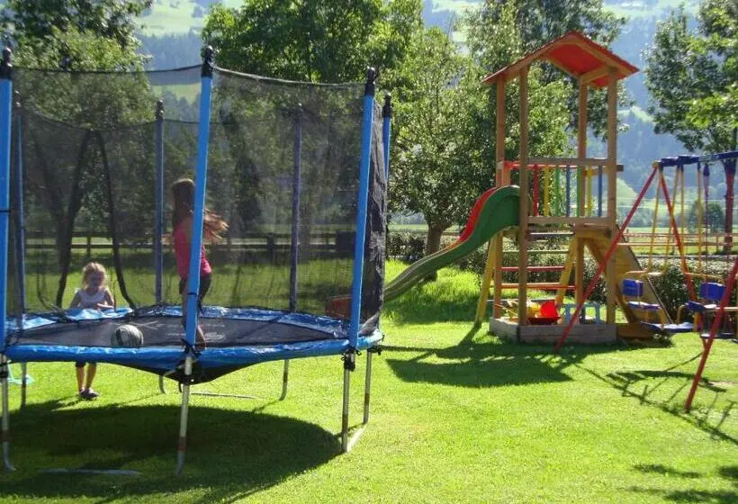 Hotelli Gästehaus Schwoagerhof