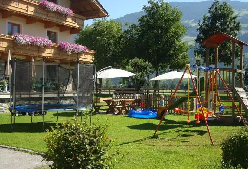 Hotelli Gästehaus Schwoagerhof