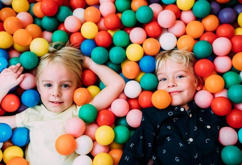 Pitzis Kinderhotel   Family Only