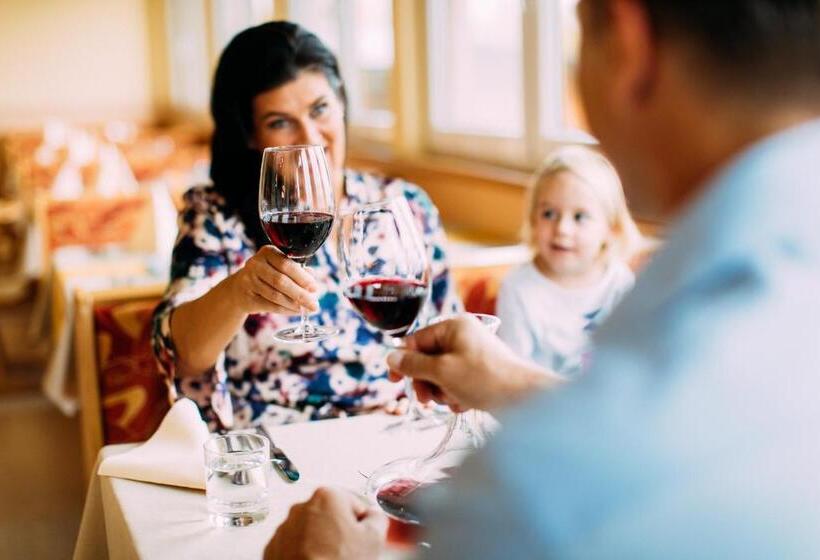 Pitzis Kinderhotel   Family Only