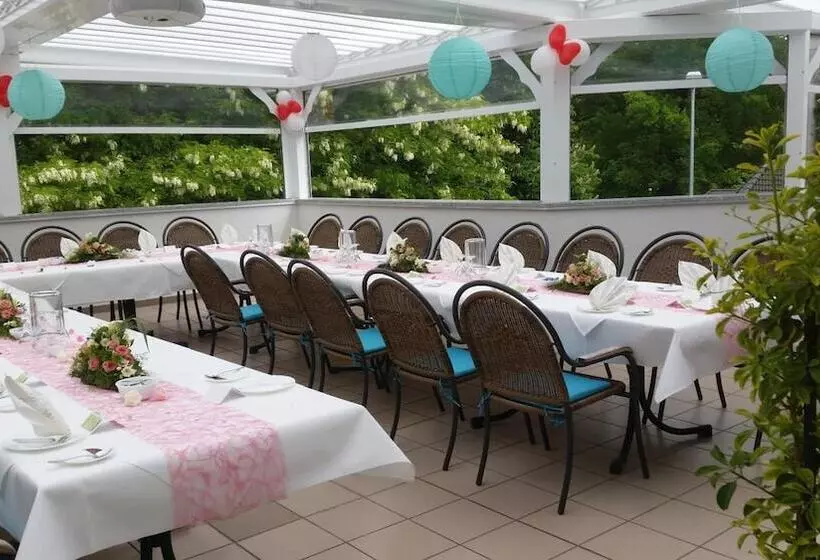 Отель & Restaurant Park Cafe Isa