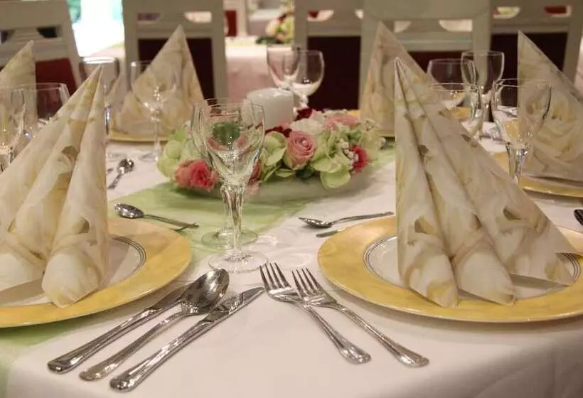 Отель & Restaurant Park Cafe Isa