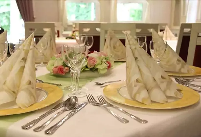 Отель & Restaurant Park Cafe Isa