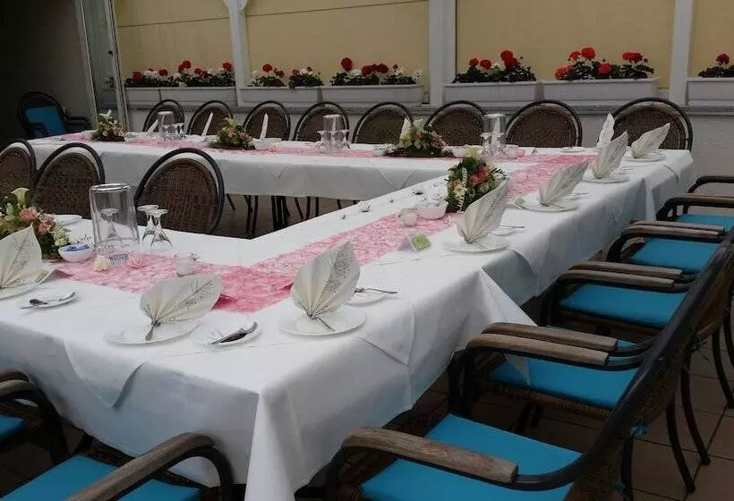 Отель & Restaurant Park Cafe Isa