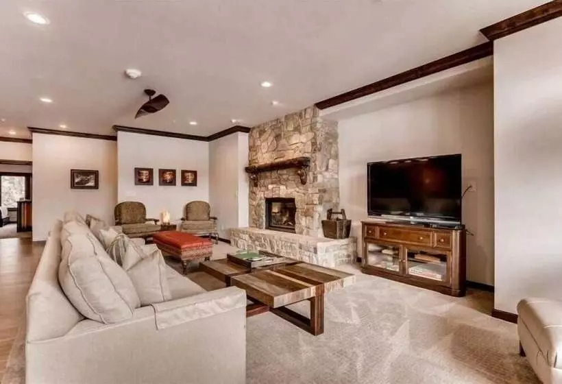 Luxury Ski In, Ski Out 2 Bedroom Mountain Residence In The Heart Of Lionshead Village With Heated Sl