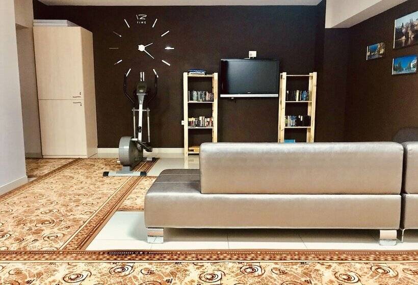 Hostel Happy House On Kholmogorova