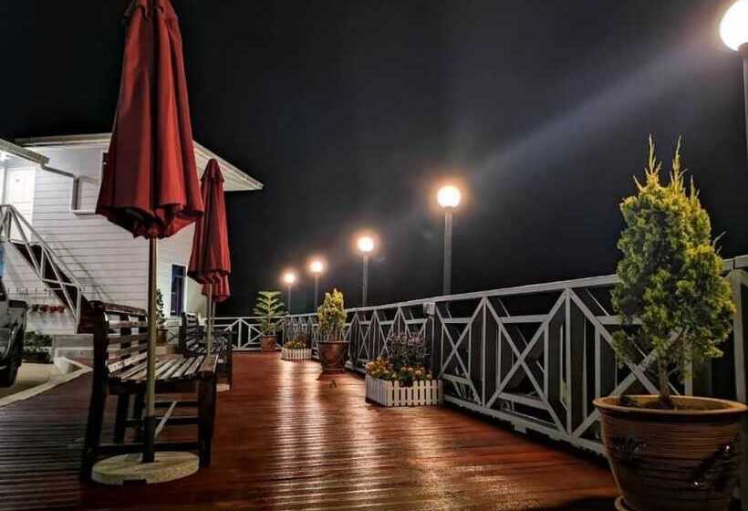 Отель Bayu Senja Lodge