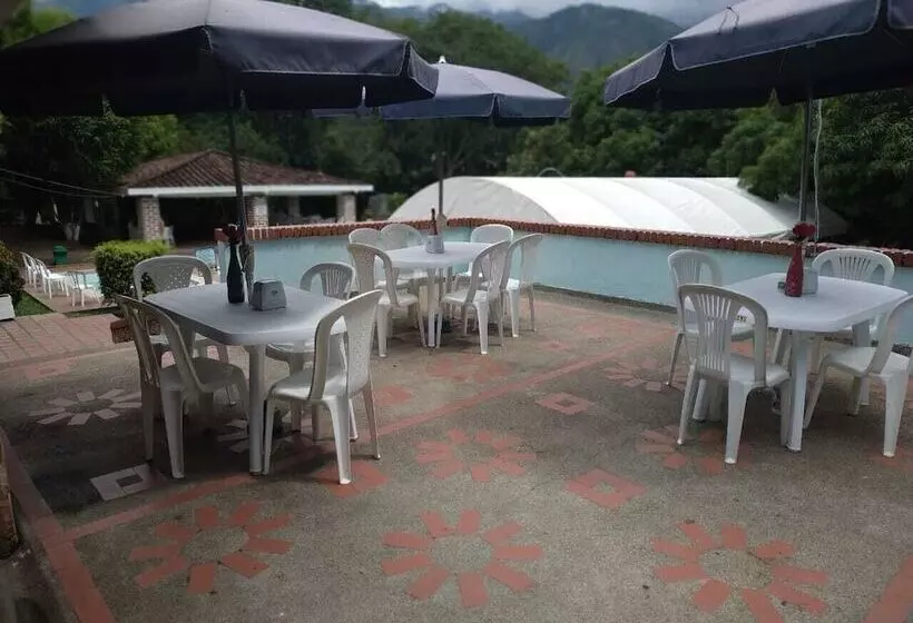 Hotelli Familia Casa Blanca