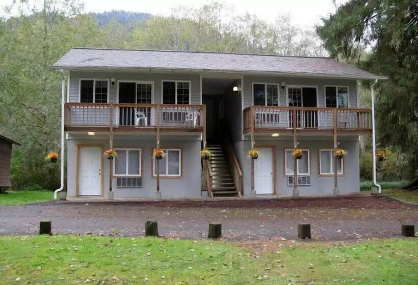 Hotelli Rain Forest Resort Village