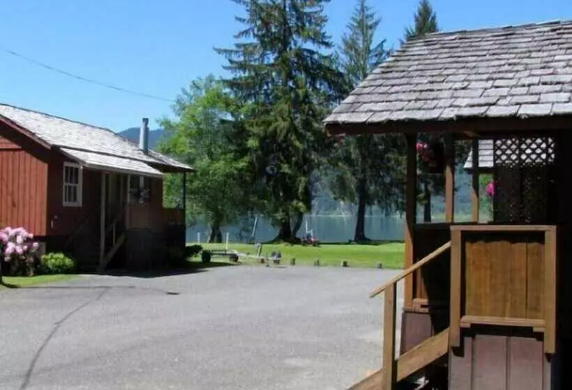 Hotelli Rain Forest Resort Village