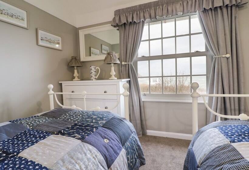 2 Old Coastguard House