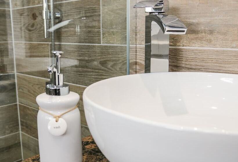 2 Old Coastguard House