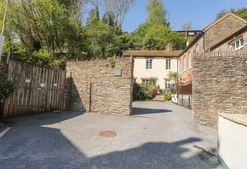 4 Old Mill Court