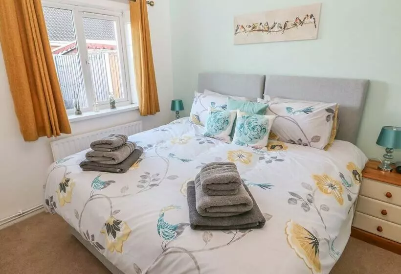 Bumble Bee Cottage