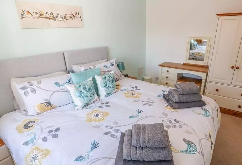 Bumble Bee Cottage