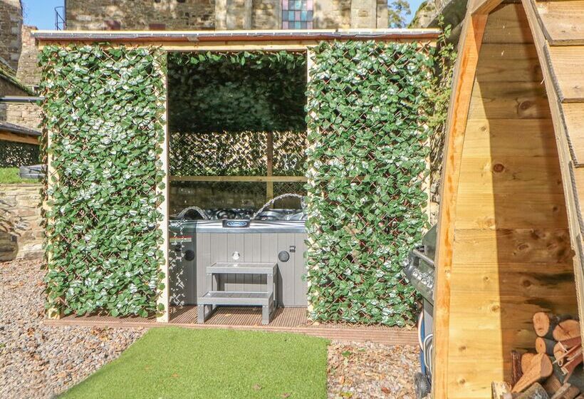 Cosy Cave Stanhope Castle