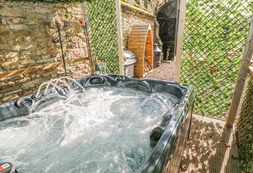 Cosy Cave Stanhope Castle