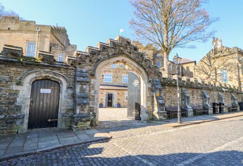 Cosy Cave Stanhope Castle