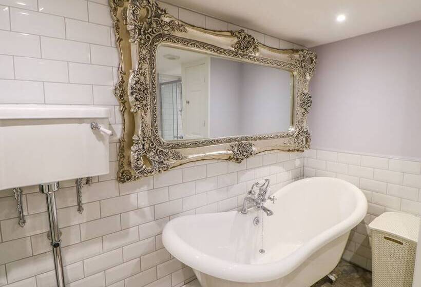 Cosy Cave Stanhope Castle