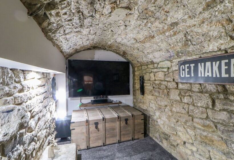 Cosy Cave Stanhope Castle