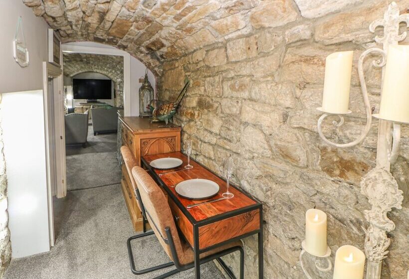 Cosy Cave Stanhope Castle