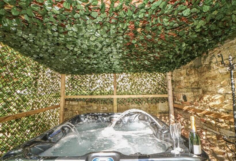 Cosy Cave Stanhope Castle