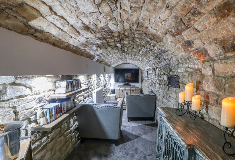 Cosy Cave Stanhope Castle