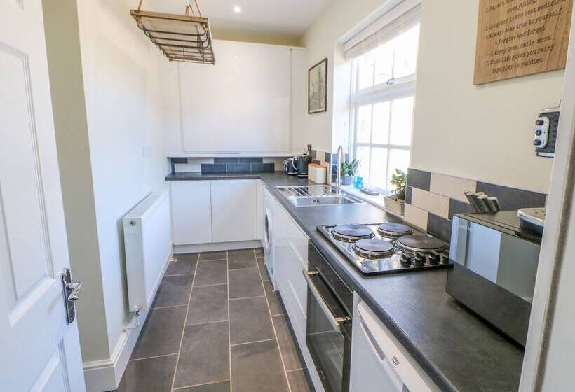 Cosy Cave Stanhope Castle